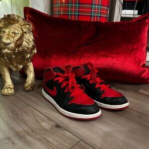 🚨🔥 Air Jordan 1 Mid 'Alternate Bred' Red Black Kid's Size 3Y